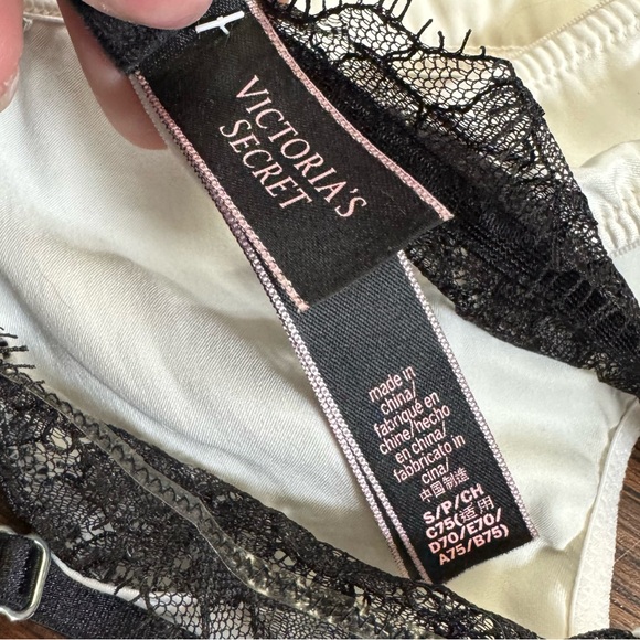Victoria’s Secret white & black lace un-padded light support bralette - Picture 3 of 3